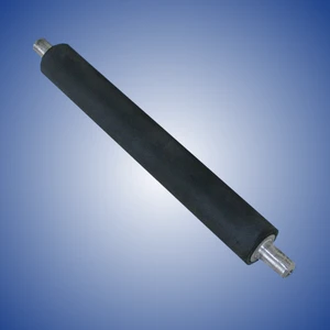 Válec s čepy pogumovaný černou pryží